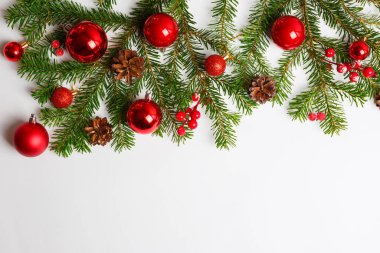 Noel arkaplanı, Noel ağacı, kırmızı oyuncaklar, koniler, metin için alan