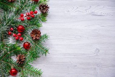 Noel ağacı ve beyaz ahşap arka planda kırmızı böğürtlenli. Mutlu noel tebrik kartı, çerçeve, bayrak.