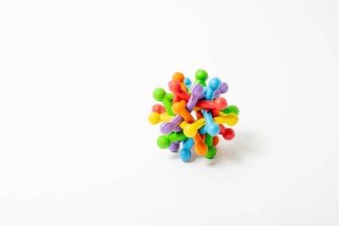 Plastik renkli köpek oyuncak topu beyaz arkaplanda izole edildi