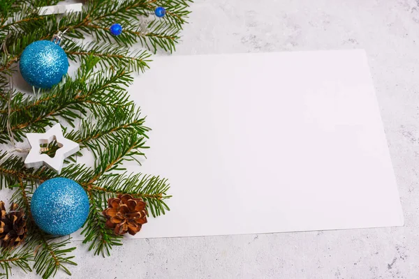 Χριστουγεννιάτικο Φόντο Κλαδιά Δέντρων Μπλε Κουκουνάρια Χριστουγεννιάτικα Παιχνίδια Γιρλάντα Τόπος — Φωτογραφία Αρχείου