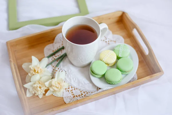 ロマンチックな朝の挨拶カードマカロンと花と朝のお茶のカップ — ストック写真