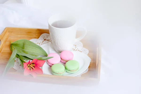 Romantikus Reggeli Üdvözlőkártya Csésze Reggeli Tea Macaroons Egy Virág — Stock Fotó