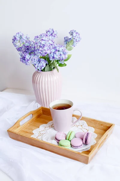 Romantische Grußkarte Morgen Eine Tasse Morgentee Mit Makronen Und Einer — Stockfoto