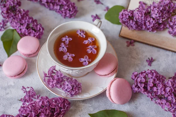 Eine Tasse Tee Mit Fliederblüten Und Makronen Liegen Auf Einem — Stockfoto