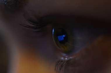 bulanık bir foton ile yakından çok fotoğrafı çekilen bir insan gözü