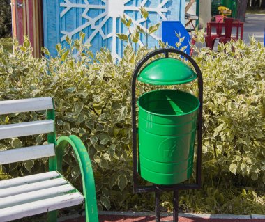 Parkta temizliği korumak için parkta çöp kutusu