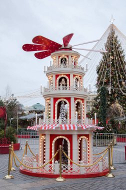 Şehir Yeni Yıl manzaraları. Okhotny Ryad 2020 'de Moskova' da Noel panayırı. Güzel manzara..