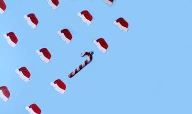 Yeni Yıl Baba 'sı, küçük Noel Baba şapkaları ritmik olarak mavi arka planda yatar. Ritim bir Noel ağacı oyuncak bastonu tarafından bozulur. Uzayı kopyala, düz yat