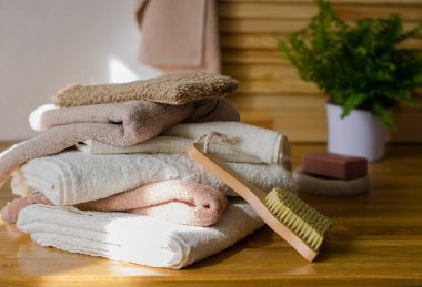 İç kısımda farklı kahverengi ve beyaz gölgelerde terry banyo havluları yığını, aksesuarlar, yatay görüntü, seçici odak