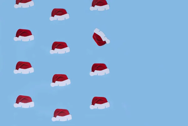 Noworoczne Czapeczki Świętego Mikołaja Leżą Rytmicznie Pionowo Niebieskim Tle Rytm — Zdjęcie stockowe