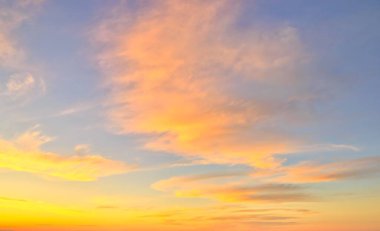 Yeni Zelanda gökyüzü yedek gün batımı bulutlar alev almış gibi görünüyor.