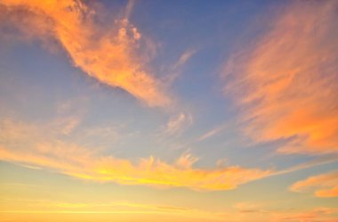 Yeni Zelanda gökyüzü yedek gün batımı bulutlar alev almış gibi görünüyor.