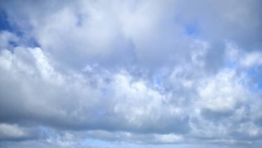 Yeni Zelanda bulutların yer değiştirdiği güzel mavi gökyüzü.