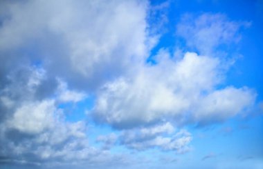 Yeni Zelanda bulutların yer değiştirdiği güzel mavi gökyüzü.