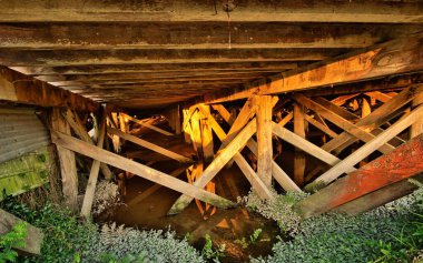 Foxton Yeni Zelanda 'nın eski tarihi nehir döngüsü çok eskimiş temeller atmış. Manawatu Nehri 'ndeki Foxton Rıhtımı' nın bir kısmını bu büyük kulübe kullanıyor..