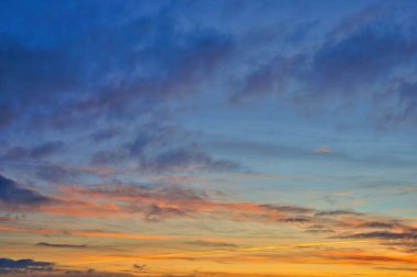 Güzel bir gün batımının, bulutların katmanlarıyla harika bir gökyüzü değişimi..
