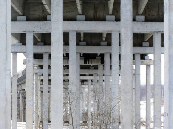 Från Road Bridge Synliga Betongpelare Och Tak — Stockfoto