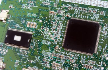 İki mikro denetleyicili yeşil elektronik kart parçası