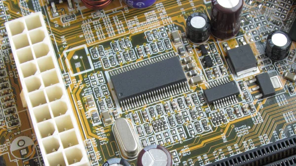 マイクロコントローラ 電源スロット コンデンサ エクステンションソケット付きブラウンPc電子マザーボードフラグメント — ストック写真
