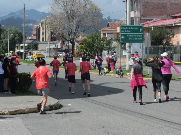 Cuenca, Ekwador-22 kwietnia 2018: sportowcy uruchomić maraton na ulicach miasta. Masowa aktywność sportowa uprawia jogging, sport amatorski. — Zdjęcie stockowe