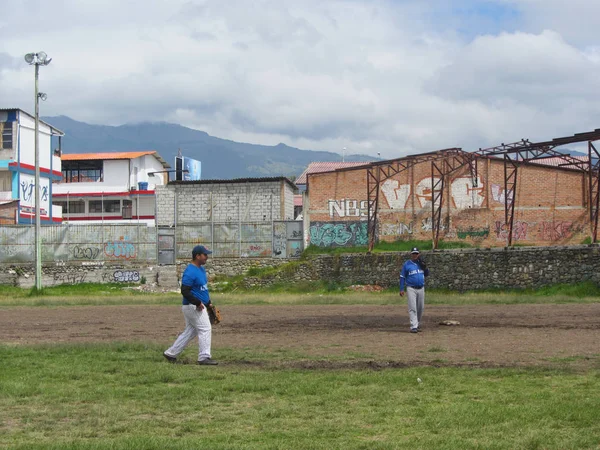 CUENCA, ECUADOR - 22 de abril de 2018: Atletas amadores participam de um jogo de beisebol. Domingo atividade esportiva liga, esporte amador . — Fotografia de Stock