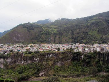 Derin vadi üzerinde şehir manzara. Andes, Ekvador.