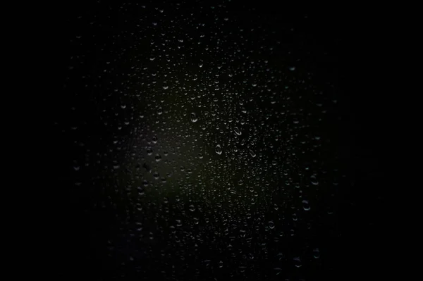 Water regendruppels druppels op zwarte achtergrond — Stockfoto