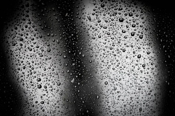 Gotas de chuva de água gotas no fundo preto — Fotografia de Stock