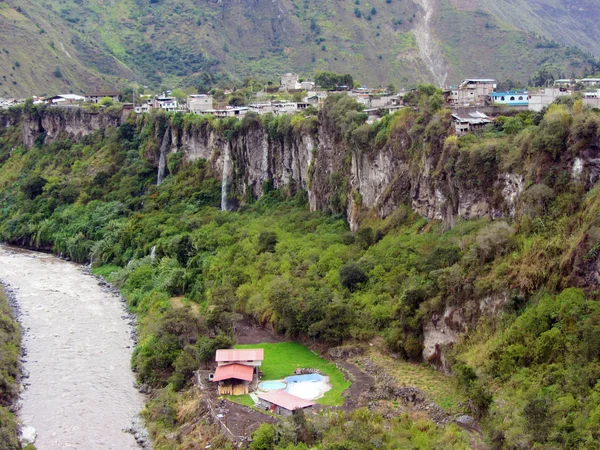 Hacienda en el valle del río de montaña, pesca en ríos de montaña, rafting, trucha en arroyos de montaña . — Foto de Stock