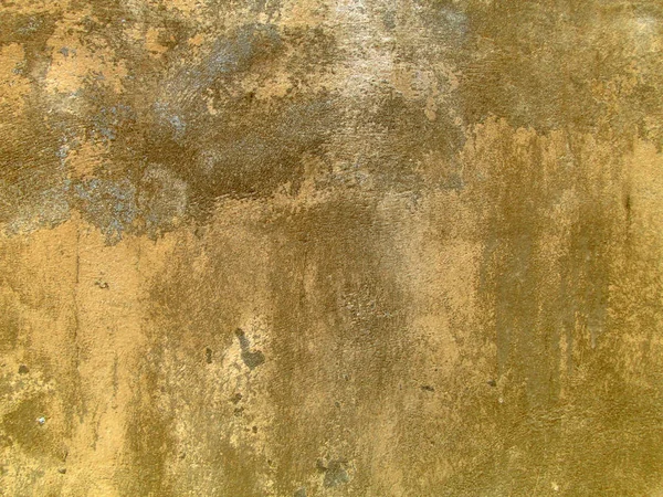 複数の修理の跡が付いている層状のレンガの壁。デカップリング石膏、モルタル、セメント。塗装されたレンガ壁の背景テクスチャ. — ストック写真