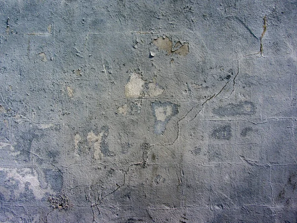 Parede de tijolo em camadas com vários vestígios de reparação. Desacoplamento de gesso, argamassa, cimento. Parede de tijolo pintada textura de fundo . — Fotografia de Stock