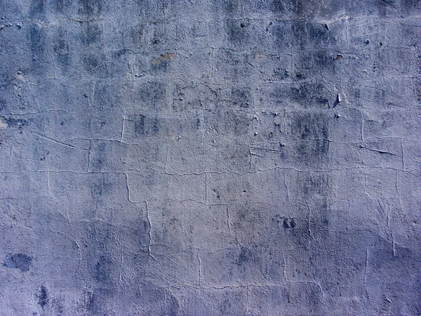 Pared de ladrillo en capas con múltiples rastros de reparación. Desacoplamiento de yeso, mortero, cemento. Textura de fondo de muro de ladrillo pintado . —  Fotos de Stock