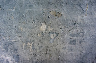 Birden fazla onarım izleri ile katmanlı tuğla duvar. Ayrışma plast