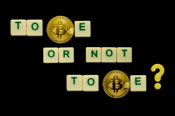 Moedas de Bitcoin e frase clássica "Ser, ou não ser" e ponto de interrogação no fundo preto. Pergunta, dilema, dúvida, hesite em comprar ou vender, conceito futuro . — Fotografia de Stock