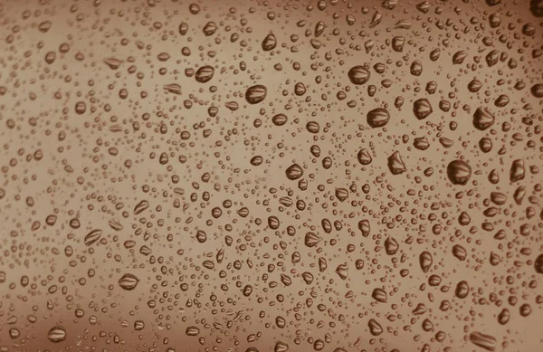 Gotas de agua de color cristal con burbujas en una superficie de vidrio . —  Fotos de Stock