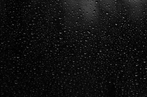 Водяний дощ краплі на чорному тлі — стокове фото