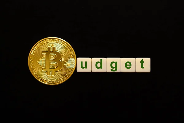 Word Budget compuesto por cubos. La primera letra de la palabra está simbolizada por un bitcoin. Concepto de éxito de inversión BTC, tasa de crecimiento de bitcoin, confianza, perspectivas positivas . —  Fotos de Stock