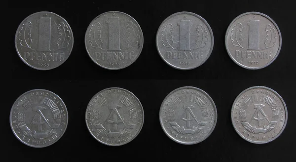 Set 4 (dört) farklı yıl vintage Ddr Doğu Almanya (Gdr - Alman Demokratik Cumhuriyeti) 1 Pfennig alüminyum sikke çok 1968, 1975, 1978, 1979 yıl. — Stok fotoğraf