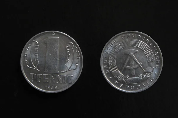 DDR vintage (RDA - República Democrática Alemã) 1 moeda de alumínio Pfennig 1968 ano . — Fotografia de Stock