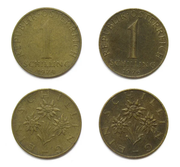 Set om 2 (två) olika år Vintage österrikiska 1 Schilling aluminium brons mynt Lot 1974, 1976 år, Österrike. — Stockfoto