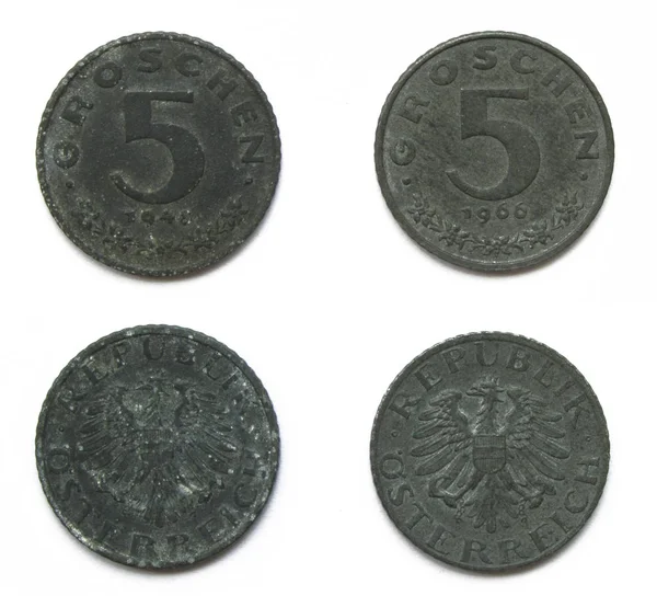 Set 2 (iki) farklı yıl vintage Avusturya 5 Groschen çinko sikke çok 1948, 1966 yıl, Avusturya. — Stok fotoğraf