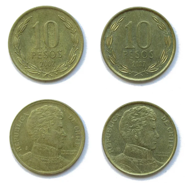 Σετ των 2 (δύο) διαφορετικά χρόνια χιλιανή 10 πέσος αλουμινίου χάλκινα κέρματα lot 2002, 2007 έτος, Χιλή. Τα κέρματα διαθέτουν ένα πορτρέτο του ηγέτη της ανεξαρτησίας της Χιλής, Μπερνάντο Ο'χίγκινς Ρίκουελ. — Φωτογραφία Αρχείου