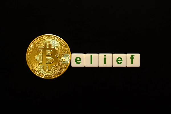 A szóhiedelem kockákból áll. A szó első betűjét egy bitcoin szimbolizálja. A Btc-beruházás fogalma, a bitcoin növekedési üteme, bizalom, hit, pozitív árkilátások. — Stock Fotó