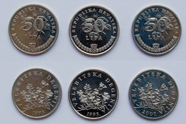 Satz von 3 (drei) verschiedenen Jahren Kroatische Republik 50 Lipa Kupfer-Nickel-Münzen Los 1993, 1995, 2007 Jahr, Kroatien. Die Münzen zeigen eine degenia velebitica Pflanze. — Stockfoto