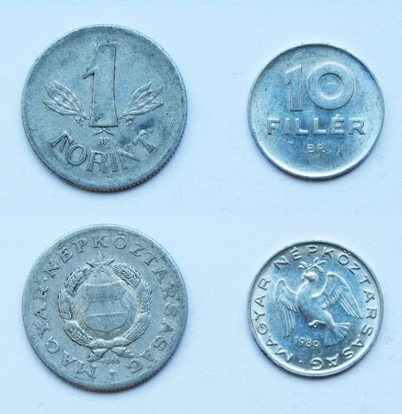 Set de 2 (dos) años diferentes Hungarian 10 Filler 1989 y 1 Forint 1968 años aluminium coins lot, Hungary . — Foto de Stock