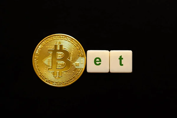 Wortwette aus Würfeln. Der erste Buchstabe des Wortes wird durch eine Bitcoin-Münze symbolisiert. Konzept der btc-Investition, Bitcoin-Wachstumsrate, Vertrauen, Glaube, positive Preisaussichten. Stockbild
