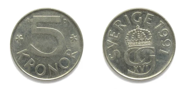스웨덴어 5 크라운 (크로나, 크로노르) 1991 년 동전. 동전은 스웨덴의 스웨덴 왕 칼 Xvi 구스타프의 모노그램과 반대에 스웨덴의 팔의 코트를 보여줍니다. — 스톡 사진