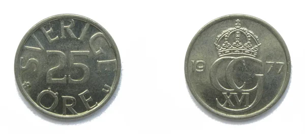 Шведська 25 руди 1977 рік монета. Монета показує монограма шведського короля Карла XVI Густав Швеції і Герб Швеції на лицьовими. — стокове фото