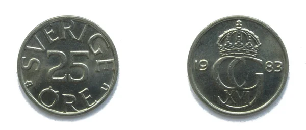 Svenska 25 Ore 1983 år mynt. Myntet visar ett monogram av Sveriges konung Carl XVI Gustaf och Sveriges Riks vapen på fram sidan. — Stockfoto