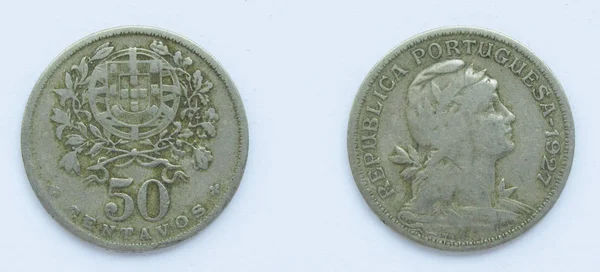 Portugalski 50 centavos monety miedziano-niklowe 1927 rok. Moneta pokazuje herb Portugalii i głowę kobiety z jej włosy w frygijskiej czapkę, koronowany z wawrzynu, uosobi Republikę. — Zdjęcie stockowe